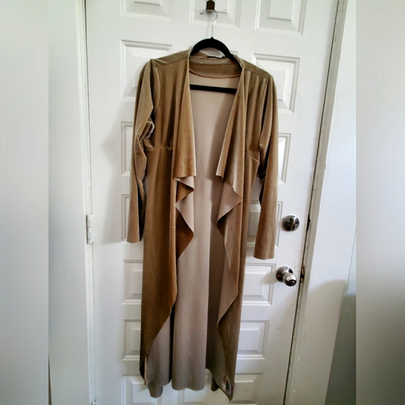 Boohoo Velvet Duster - Picture 1 of 3